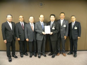 小林厚木市長に要望書を手渡す石川会頭